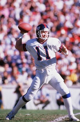 UNDATED:  QUARTERBACK PHIL SIMMS OF THE NEW YORK GIANTS SETS AND THROWS A PASS DURING A GIANTS NFL GAME.  Mandatory Credit: Mike Powell/ALLSPORT