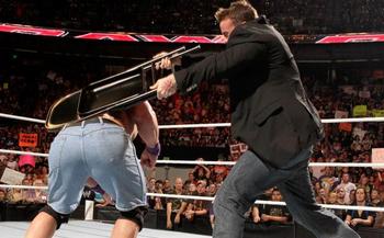 Resultados WAW Supershow desde Cincinatti, Ohio.  Cm-Punk-Hit-The-Cena-With-Chair-When-He-Is-Celebrating-His-Victory_display_image
