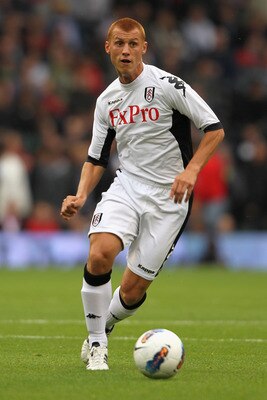 LONDON, ENGLAND - JULY 21:  Steve Sidwell of Fulham passes the ball during the UEFA Europa League 2nd Qualifying Round 2nd Leg match between Fulham and Crusaders at Craven Cottage on July 21, 2011 in London, England.  (Photo by Dean Mouhtaropoulos/Getty I