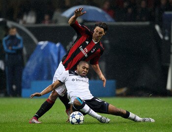MILAN, ITALY - FEBRUARY 15:  Zlatan Ibrahimovic of AC Milan tangles with Wilson Palacios of Tottenham Hotspur during the UEFA Champions League round of 16 first leg match between AC Milan and Tottenham Hotspur at Stadio Giuseppe Meazza on February 15, 201