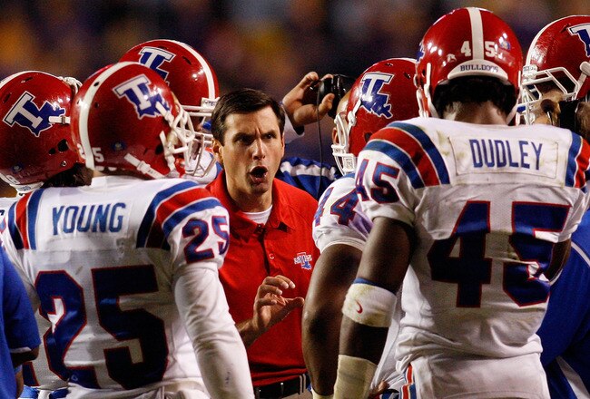 BATON ROUGE, LA - NOVEMBER 14:  Head coach Derek Dooley of the Louisiana Tech Bulldogs talks with his team during a time out in the game against the LSU Tigers at Tiger Stadium on November 14, 2009 in Baton Rouge, Louisiana.  The Tigers defeated the Bulld