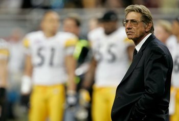 DETROIT - FEBRUARY 05:  Former New York Jets quarterback and MVP of Super Bowl III Joe Namath is seen on the field prior to SUper Bowl XL between the Seattle Seahawks and the Pittsburgh Steelers at Ford Field on February 5, 2006 in Detroit, Michigan.  (Ph