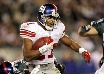 PHILADELPHIA - JANUARY 07:  Tiki Barber #21 of the New York Giants runs against the Philadelphia Eagles during their NFC Wildcard Playoff game on January 7, 2007 at Lincoln Financial Field in Philadelphia, Pennsylvania.  (Photo by Doug Benc/Getty Images)