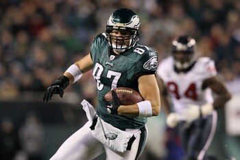 PHILADELPHIA, PA - DECEMBER 02:  Brent Celek #87 of the Philadelphia Eagles runs for yards after the catch in the first quarter against the Houston Texans at Lincoln Financial Field on December 2, 2010 in Philadelphia, Pennsylvania.  (Photo by Jim McIsaac