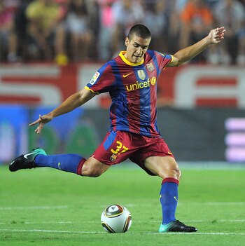 SEVILLE, SPAIN - AUGUST 14: Oriol Romeu of Barcelona passes the ball during the Supercopa, first leg, match between Sevilla and Barcelona at the Sanchez Pizjuan stadium  on August 14, 2010 in Seville, Spain.  (Photo by Denis Doyle/Getty Images)