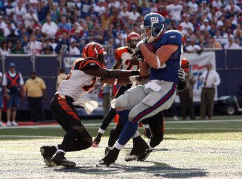 EAST RUTHERFORD, NJ - SEPTEMBER 21:  Kevin Boss #89 of the New York Giants catches the ball for the touchdown as Marvin White #26 of the Cincinnati Bengals defends on September 21, 2008 at Giants Stadium in East Rutherford, New Jersey. The Giants defeated