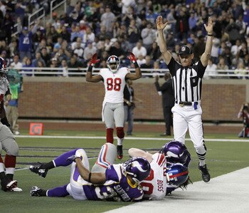 DETROIT, MI - DECEMBER 13:  Kevin Boss #89 of the New York Giants catches a second quarter touchdown behind Jamarca Sanford #33 of the Minnesota Vikings at Ford Field on December 13, 2010 in Detroit, Michigan.  (Photo by Gregory Shamus/Getty Images)