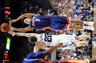 LEXINGTON, KY - FEBRUARY 8:  Anthony Roberson #1 of the Florida Gators shoots the ball as Patrick Sparks #22 of the Kentucky Wildcats defends on February 8, 2005 at Rupp Arena in Lexington, Kentucky.  (Photo by Andy Lyons/Getty Images)