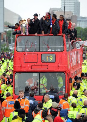 MANCHESTER, ENGLAND - MAY 30:  Manchester United manager Sir Alex Ferguson speaks to the supporters during the Manchester United Premier League Winners Parade at Old Trafford on May 30, 2011 in Manchester, United Kingdom.  (Photo by Chris Brunskill/Getty