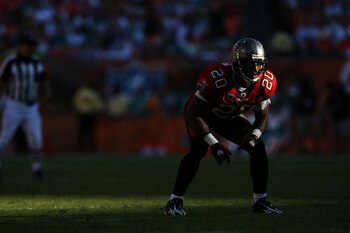 MIAMI GARDENS, FL - NOVEMBER 15:  Cornerback Ronde Barber #20 of the Tampa Bay Buccaneers prepares to drop back into coverage while taking on the Miami Dolphins at Land Shark Stadium on November 15, 2009 in Miami Gardens, Florida. The Dolphins defeated th