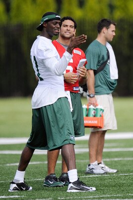FLORHAM PARK, NJ - AUGUST 07:  Plaxico Burress #17 of the New York Jets talks with Mark Sanchez #6 at NY Jets Practice Facility on August 7, 2011 in Florham Park, New Jersey.  (Photo by Patrick McDermott/Getty Images)