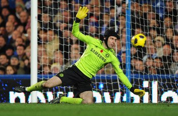 LONDON, ENGLAND - NOVEMBER 14:  Petr Cech of Chelsea keeps his eye on the ball during the Barclays Premier League match between Chelsea and Sunderland at Stamford Bridge on November 14, 2010 in London, England.  (Photo by Michael Regan/Getty Images)