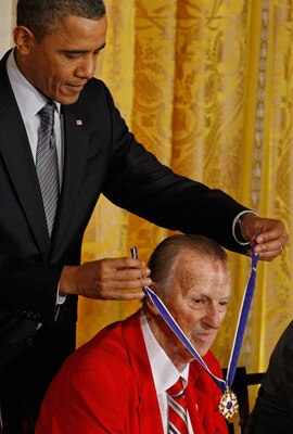 WASHINGTON, DC - FEBRUARY 15:  U.S. President Barack Obama (L) presents Baseball Hall of Fame member Stan Musial the 2010 Medal of Freedom in the East Room of the White House February 15, 2011 in Washington, DC. Obama presented the medal to twelve pioneer