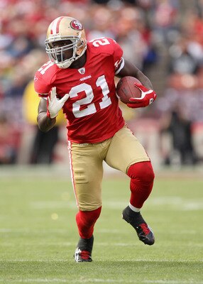 SAN FRANCISCO, CA - AUGUST 20:  Frank Gore #21 of the San Francisco 49ers runs with the ball against the Oakland Raiders at Candlestick Park on August 20, 2011 in San Francisco, California.  (Photo by Ezra Shaw/Getty Images)