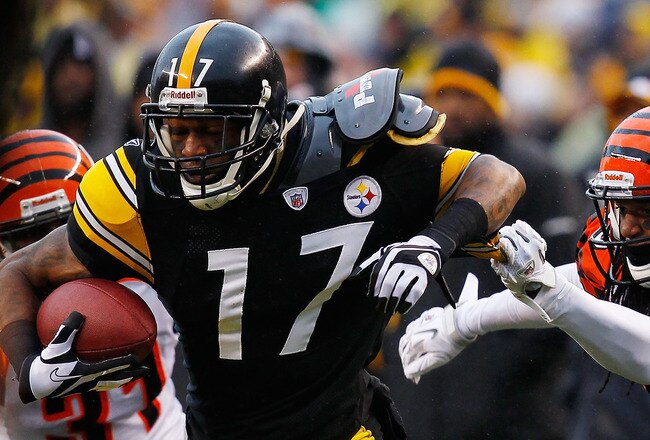 PITTSBURGH - DECEMBER 12:  Mike Wallace #17 of the Pittsburgh Steelers attempts to evade a tackle by Johnathan Wade #26 of the Cincinnati Bengals during the game on December 12, 2010 at Heinz Field in Pittsburgh, Pennsylvania.  (Photo by Jared Wickerham/G