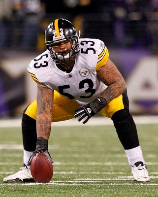 BALTIMORE, MD - DECEMBER 05:  Maurkice Pouncey #53 of the Pittsburgh Steelers lines up against the Baltimore Ravens at M&T Bank Stadium on December 5, 2010 in Baltimore, Maryland.  (Photo by Geoff Burke/Getty Images)