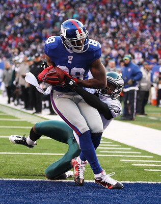 EAST RUTHERFORD, NJ - DECEMBER 19:  Hakeem Nicks #88 of the New York Giants scores a touchdown in the second quarter as Dimitri Patterson #23 of the Philadelphia Eagles defends during their game on December 19, 2010 at The New Meadowlands Stadium in East