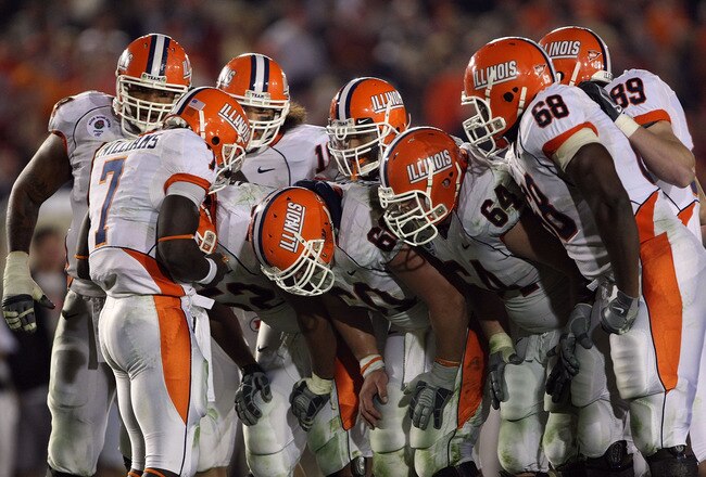 PASADENA, CA - JANUARY 01:  Quarterback Juice Williams #7 of the Illinois Fighting Illini gathers his teammates in the huddle for the play call during a break in game action against the USC Trojans during the Rose Bowl presented by Citi at the Rose Bowl o