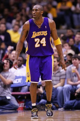 EAST RUTHERFORD, NJ - MARCH 27:  Kobe Bryant #24 of the Los Angeles Laker defends against the New Jersey Nets during the game on March 27, 2009 at the Izod Center in East Rutherford, New Jersey. NOTE TO USER: User expressly acknowledges and agrees that, b
