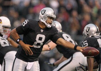 OAKLAND, CA - AUGUST 11:  Jason Campbell #8 of the Oakland Raiders looks to hand off against the Arizona Cardinals at O.co Coliseum on August 11, 2011 in Oakland, California.  (Photo by Ezra Shaw/Getty Images)