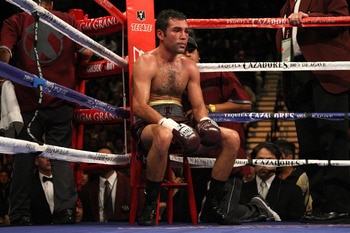 LAS VEGAS - DECEMBER 06:  Oscar De La Hoya looks on from the ring against Manny Pacquiao of the Philippines during their welterweight fight at the MGM Grand Garden Arena December 6, 2008 in Las Vegas, Nevada.  (Photo by Jed Jacobsohn/Getty Images)