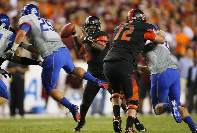 LANDOVER, MD - SEPTEMBER 06:  Quarterback Tyrod Taylor #5 of the Virginia Tech Hokies passes the ball as linebacker Hunter White #25 of the Boise State Broncos defends at FedExField on September 6, 2010 in Landover, Maryland.  (Photo by Geoff Burke/Getty 