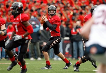 CINCINNATI - NOVEMBER 27:  Tony Pike #15 of the Cincinnati Bearcats throws a pass during the game against the Illinois Fighting Illini at Nippert Stadium on November 27, 2009 in Cincinnati, Ohio.  (Photo by Andy Lyons/Getty Images)