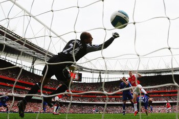 LONDON - MAY 04:  Nicklas Bendtner (R) of Arsenal rises above the Everton defence to head the ball past Tim Howard (L) the Everton goalkeeper during the Barclays Premier League match between Arsenal and Everton at the Emirates Stadium on May 4, 2008 in Lo
