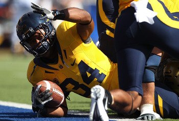 BERKELEY, CA - OCTOBER 09:  Shane Vereen #34 of the California Golden Bears signals for a touchdown against the UCLA Bruins in the first half at California Memorial Stadium on October 9, 2010 in Berkeley, California. Vereen scored on the next play. (Photo