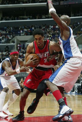 LOS ANGELES - APRIL 16:  Scottie Pippen #33 of the Portland Trail Blazers drives past Lamar Odom #7 of the Los Angeles Clippers during the game at Staples Center on April 16, 2003 in Los Angeles, California.  The Clippers won 107-93.  NOTE TO USER: User e