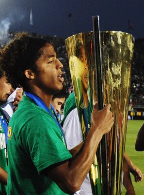 PASADENA, CA - JUNE 25:  Giovanni Dos Santos #10 of Mexico holds the trophy as he parades around the stadium after defeating United States in the 2011 CONCACAF Gold Cup Championship at the Rose Bowl on June 25, 2011 in Pasadena, California.  (Photo by Kev