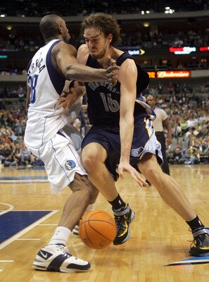 DALLAS - FEBRUARY 07:  Center Pau Gasol #16 of the Memphis Grizzlies collides with Didier Ilunga-Mbenga #28 of the Dallas Mavericks on February 7, 2007 at the American Airlines Center in Dallas, Texas.  NOTE TO USER: User expressly acknowledges and agrees