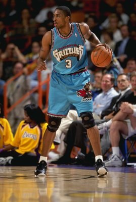 19 Apr 1999: Shareef Abdur-Rahim #3 of the Vancover Grizzlies dribbles the ball during the game against the Los Angeles Lakers at the Great Western Forum in Inglewood, California. The Lakers defeated the Grizzlies 117-102.