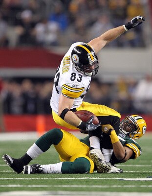 ARLINGTON, TX - FEBRUARY 06:  Heath Miller #83 of the Pittsburgh Steelers makes a reception against Desmond Bishop #55 of the Green Bay Packers during Super Bowl XLV at Cowboys Stadium on February 6, 2011 in Arlington, Texas.  (Photo by Jamie Squire/Getty