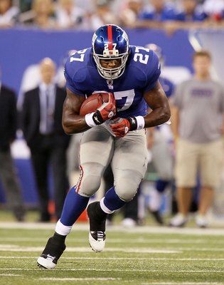EAST RUTHERFORD, NJ - AUGUST 29:  Brandon Jacobs #27 of the New York Giants runs the ball against the New York Jets during their pre season game on August 29, 2011 at MetLife Stadium in East Rutherford, New Jersey.  (Photo by Jim McIsaac/Getty Images)