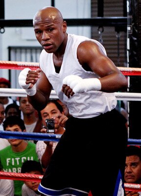 LAS VEGAS, NV - JULY 21:  Floyd Mayweather during a training session at his gym in Chinatown on July 21, 2011 in Las Vegas, Nevada.  (Photo by Scott Heavey/Getty Images)