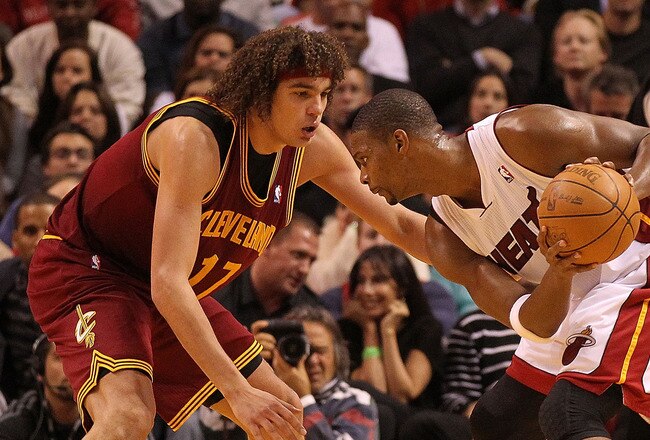 MIAMI, FL - DECEMBER 15: Chris Bosh #1 of the Miami Heat posts up Anderson Varejao #17 of the Cleveland Cavaliers during a game at American Airlines Arena on December 15, 2010 in Miami, Florida. NOTE TO USER: User expressly acknowledges and agrees that, b