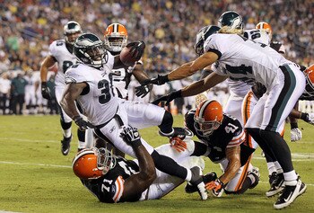 PHILADELPHIA, PA - AUGUST 25:  Ronnie Brown #36 of the Philadelphia Eagles carries the ball into the endzone for a first quarter touchdown against Ahtyba Rubin #71 and Raymond Ventrone #41 of the Cleveland Browns during their pre season game on August 25,