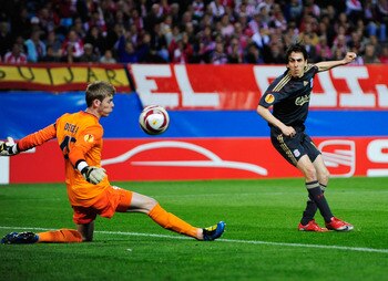 MADRID, SPAIN - APRIL 22:  Yossi Benayoun of Liverpool shoots past David De Gea of Atletico Madrid but the goal is disallowed during the UEFA Europa League Semi Final first leg match between Atletico Madrid and Liverpool at the Vicente Calderon Stadium on