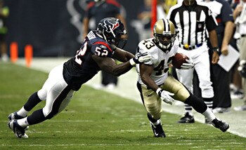 New Orleans Saints running back Darren Sproles eludes a Hosuton defender.