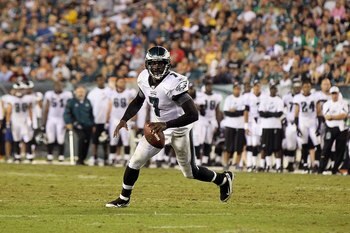 PHILADELPHIA, PA - AUGUST 25:  Michael Vick #7 of the Philadelphia Eagles in action against the Cleveland Browns during their pre season game on August 25, 2011 at Lincoln Financial Field in Philadelphia, Pennsylvania.  (Photo by Jim McIsaac/Getty Images)