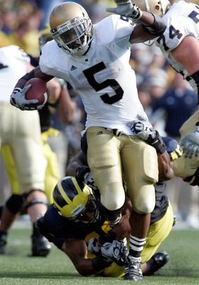 ANN ARBOR, MI - SEPTEMBER 12:  Armando Allen #5 of Notre Dame runs with the ball against Michigan at Michigan Stadium on September 12, 2009 in Ann Arbor, Michigan.  (Photo by Domenic Centofanti/Getty Images)