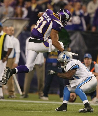 MINNEAPOLIS - NOVEMBER 15: Visanthe Shiancoe #81 of the Minnesota Vikings avoids Phillip Buchanon #31 of the Detroit Lions on November 15, 2009 at Hubert H. Humphrey Metrodome in Minneapolis, Minnesota. The Vikings defeated the Lions 27-10.  (Photo by Els
