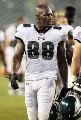 PHILADELPHIA, PA - AUGUST 25:  Donald Lee #88 of the Philadelphia Eagles looks on after their pre season game against the Cleveland Browns on August 25, 2011 at Lincoln Financial Field in Philadelphia, Pennsylvania.  (Photo by Jim McIsaac/Getty Images)