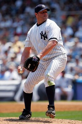 NEW YORK - AUGUST 02:  Starting pitcher Roger Clemens #22 of the New York Yankees delivers against the Chicago White Sox at Yankee Stadium on August 2, 2007 in the Bronx borough of New York City.  (Photo by Michael Heiman/Getty Images)