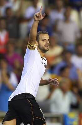 VALENCIA, SPAIN - AUGUST 27:  Roberto Soldado of Valencia celebrates after scoring during the La Liga match between Valencia and Racing de Santander at Estadio Mestalla on August 27, 2011 in Valencia, Spain.  (Photo by Manuel Queimadelos Alonso/Getty Imag