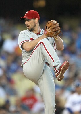 LOS ANGELES, CA - AUGUST 09:  Cliff Lee #33 of the Philadelphia Phillies throws a pitch against the Los Angeles Dodgers on August 9, 2011 at Dodger Stadium in Los Angeles, California.  (Photo by Stephen Dunn/Getty Images)