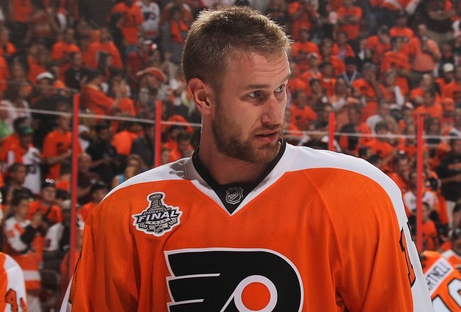 PHILADELPHIA - JUNE 02:  Jeff Carter #17 of the Philadelphia Flyers looks on during warm-ups against the Chicago Blackhawks in Game Three of the 2010 NHL Stanley Cup Final at Wachovia Center on June 2, 2010 in Philadelphia, Pennsylvania.  (Photo by Bruce