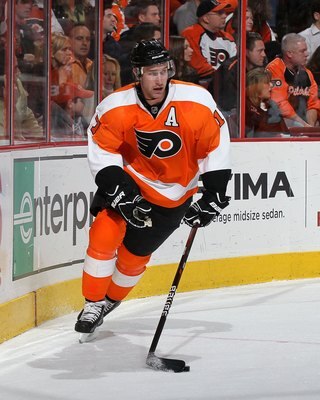 PHILADELPHIA, PA - MARCH 12:  Jeff Carter #17 of the Philadelphia Flyers skates against the Atlanta Thrashers on March 12, 2011 at Wells Fargo Center in Philadelphia, Pennsylvania.  (Photo by Jim McIsaac/Getty Images)