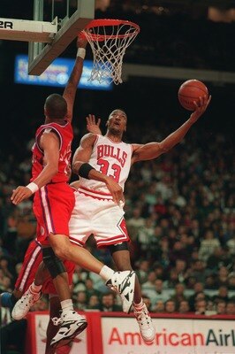 16 Feb 1994: SCOTTIE PIPPEN OF THE CHICAGO BULLS IN ACTION DURING A 115-111 WIN OVER THE CLIPPERS IN CHICAGO, ILLINOIS.